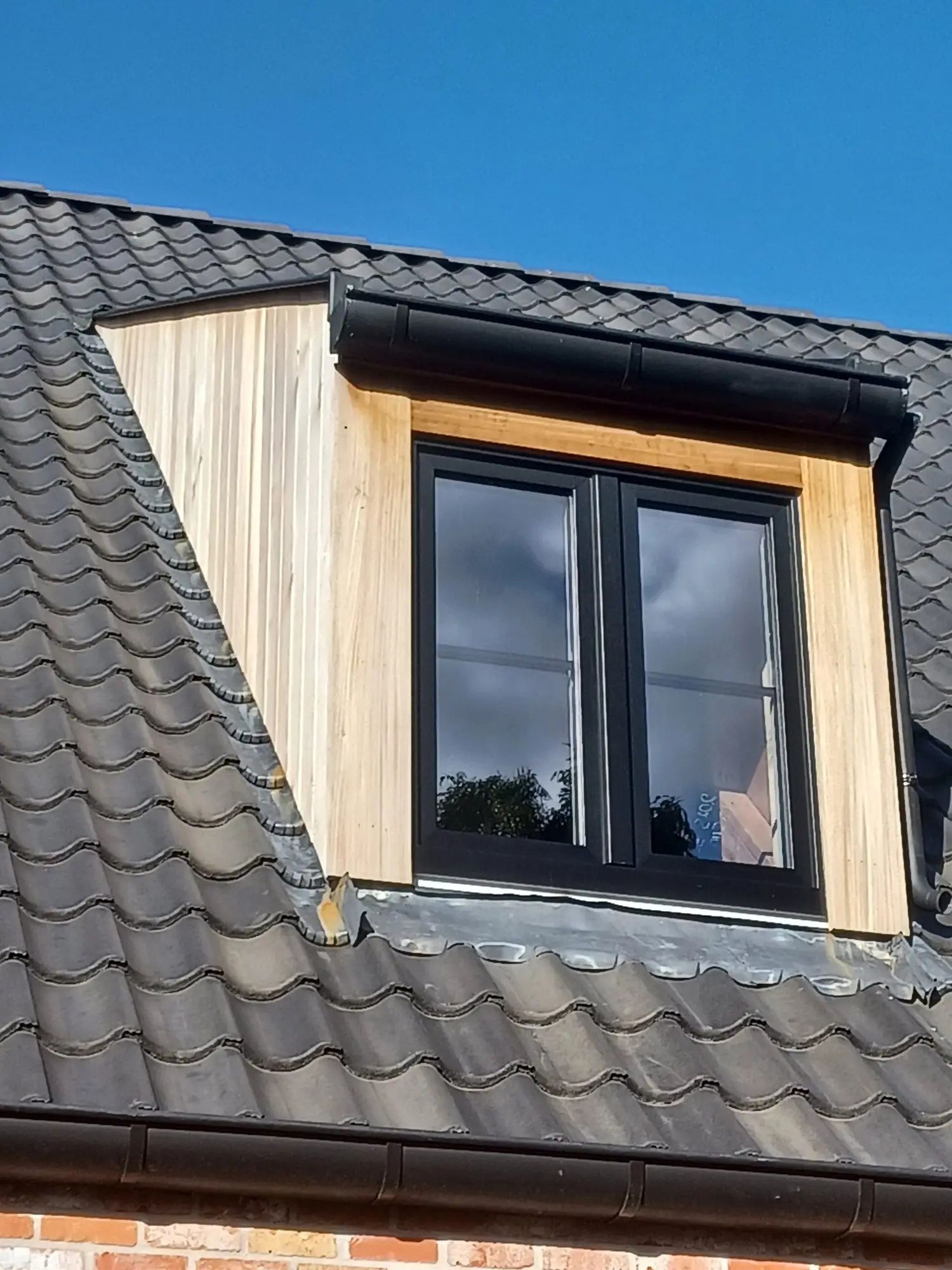 Afgewerkte dakkapel met houten bekleding