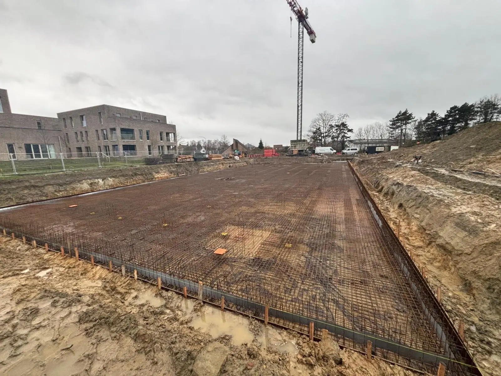 Bekisting en wapening voor een funderingsplaat op de werf